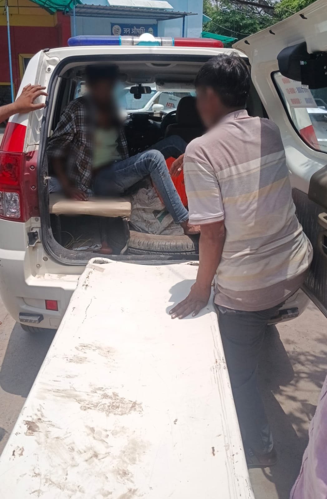 भिंड के थाना बारोही क्षेत्र में बस और मोटर साइकिल की टक्कर में 01 व्यक्ति हुआ घायल, डायल-112 जवानों ने एफ आर व्ही वाहन से पहुँचाया अस्पताल।